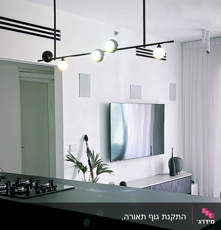 גופי תאורה תלויים עם נורות עגולות בתקרה